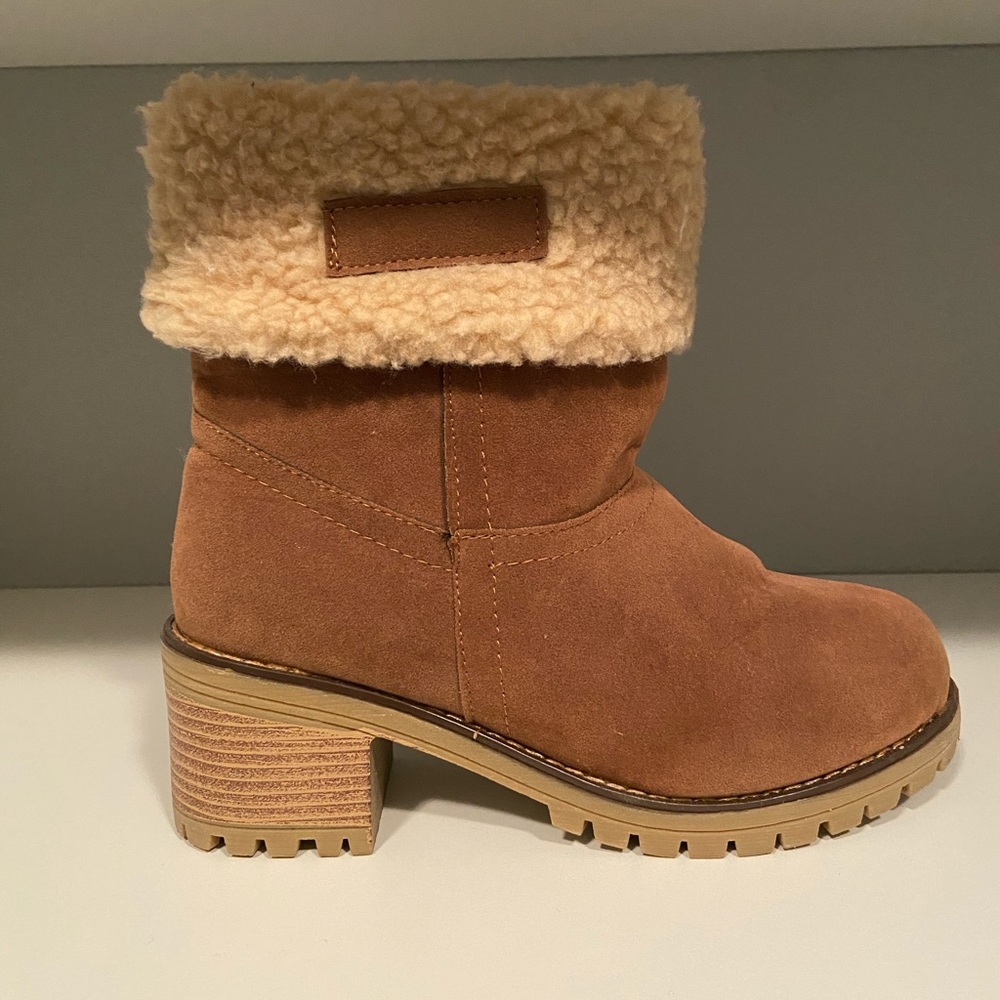 Casual winter boots with fur.